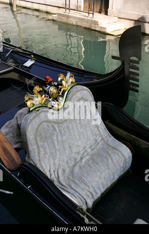 Primo piano particolare della sede di lusso in una tipica gondola veneziana barca ormeggiata su un backstreet canal Venezia Italia Europa UE Foto Stock