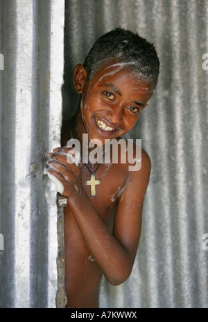Etiopia - Ritratto di un ragazzo sotto la doccia in una casa dei bambini in Mekelle Foto Stock