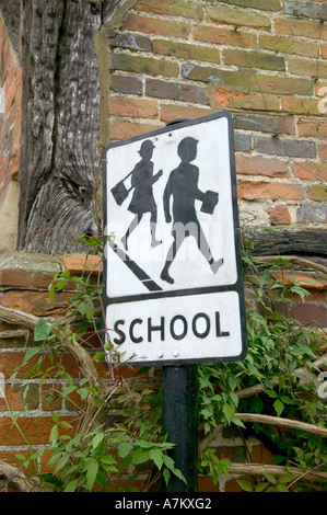 Old school road sign in villaggio inglese Foto Stock