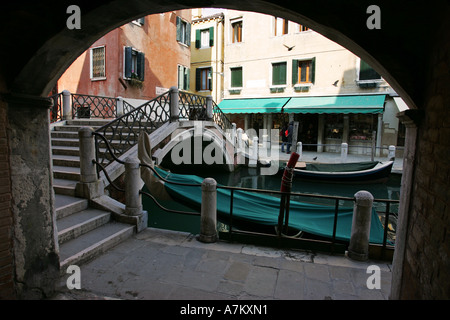 Due Gondolar ormeggiate imbarcazioni da diporto su una stradina venezia canal vicino tipico ponte di pietra, regione Veneto Italia Europa UE Foto Stock