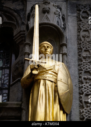 Golden knight sulla facciata della Basilica del Sangue Sacro chiesa nel centro storico della città di Bruges Brugge Belgio Foto Stock