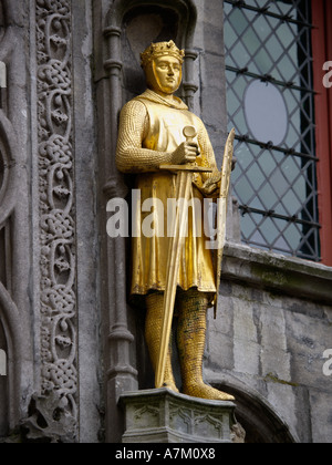 Golden knight sulla facciata della Basilica del Sangue Sacro chiesa nel centro storico della città di Bruges Brugge Belgio Foto Stock