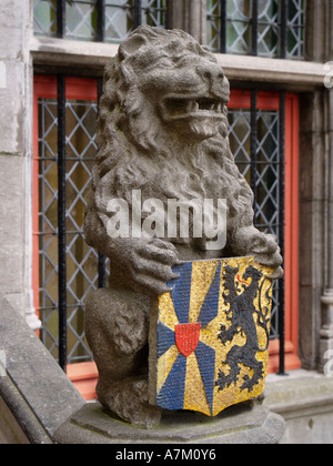 Leone di pietra statua che tiene uno stemma nel centro storico di Bruges Bruges Belgio Fiandre Foto Stock