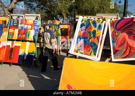 Dipinti in vendita su un mercato di strada in Havana Cuba Foto Stock