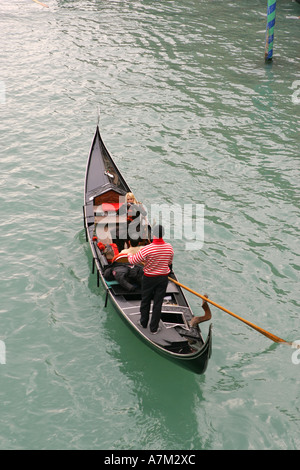 Vista aerea di turisti in giro per un tradizionale gondola veneziana imbarcazione da diporto sul Canal Grande Venezia Italia Europa UE Foto Stock