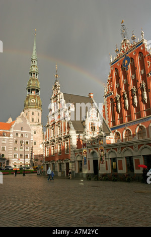 Rainbow oltre la chiesa di San Pietro, il vecchio municipio e la fratellanza di punti neri House di Riga, Lettonia Foto Stock