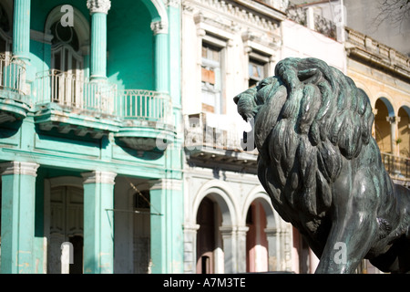 Statua di un leone sul Prado in Havana Cuba Foto Stock