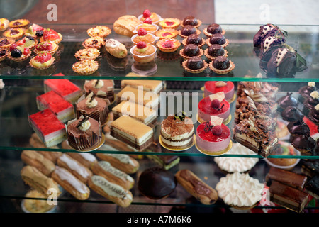 Pasticceria sul display in un caffè di Birmingham REGNO UNITO Foto Stock