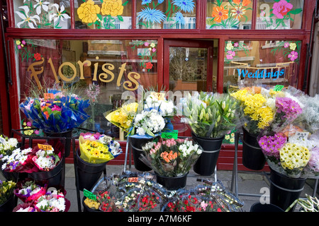 Mazzi di fiori per la vendita in un negozio di fiori a Birmingham REGNO UNITO Foto Stock