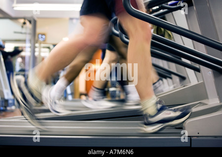 Tapis roulant essendo utilizzato in una palestra a Birmingham REGNO UNITO Foto Stock