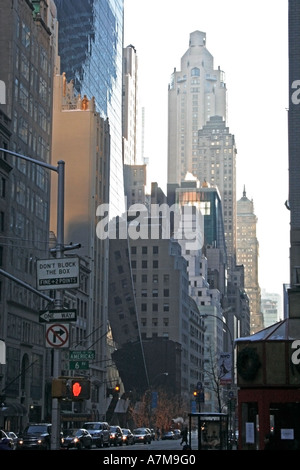 Scena di strada. Vista su tutta la 6th Avenue. La città di New York. Stati Uniti d'America. Un edificio si riflette in un'altra. La mattina presto. Foto Stock