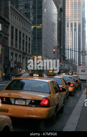 Giallo taxi. Manhattan, New York City . In attesa in linea per le tariffe. La mattina presto. Stati Uniti d'America. L'inverno. Vista posteriore. Foto Stock