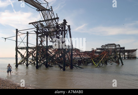 Rovine del Molo Ovest con la bassa marea. Brighton, Inghilterra Foto Stock