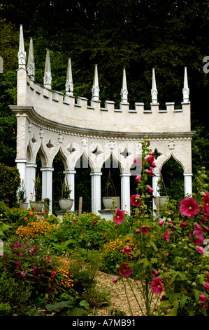 L'Esedra decorazione a Rococo Gardens a Painswick nel Costwolds, Gloucestershire England Regno Unito Foto Stock