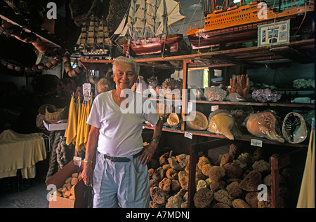 Tarpon Springs Florida USA Agosto 2003 spugna greca commerciante nel suo negozio in Tarpon Springs Foto Stock