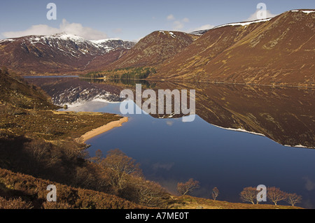 Riflessioni in Loch Muick, Aberdeenshire, che mostrano un ampio Cairn (998 metri) e Glas-allt Shiel lodge. La Scozia. Foto Stock