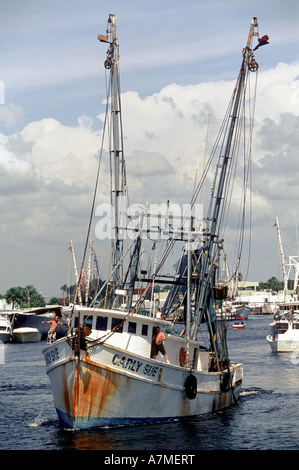 Tarpon Springs Florida USA Agosto 2003 Una barca da gamberetti espone nel Golfo della Florida da Tarpon Springs Foto Stock