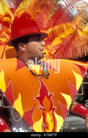 Ballerino brasiliano al carnevale di Notting Hill Londra Regno Unito Foto Stock