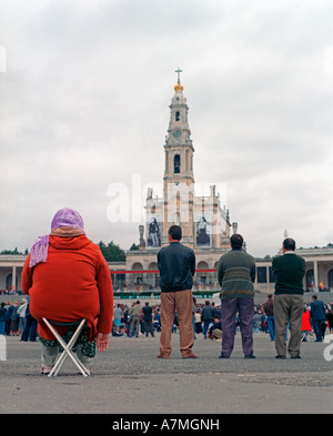 I pellegrini alla Madonna di Fatima per ascoltare un sermone nella piazza presso la Cattedrale cattolica romana di Fatima in Portogallo Foto Stock