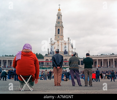 I pellegrini alla Madonna di Fatima per ascoltare un sermone nella piazza presso la Cattedrale cattolica romana di Fatima in Portogallo Foto Stock