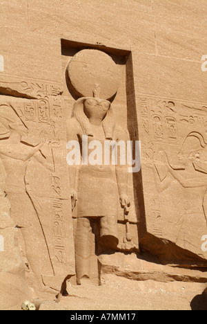 Falcon intitolata dio sole Ra, tra le teste delle colossali statue di Ramses II ad Abu Simbel Egitto Foto Stock