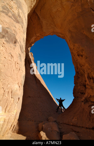 I turisti alla scoperta di un arco naturale, Jebel Acacus, il Deserto del Sahara, Libia Foto Stock