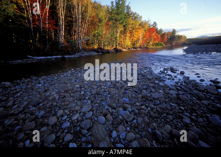 Noi, NH, una spiaggia di ciottoli su Saco River in White Mountains. Foto Stock
