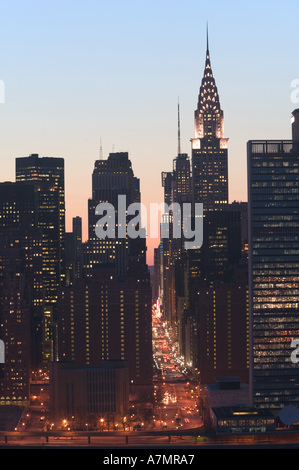 Stati Uniti d'America, la città di New York Midtown con Chrysler Building e il traffico sulla 42nd Street da Long Island City / Queens Foto Stock