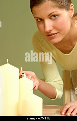 Giovane donna di casa. Foto Stock