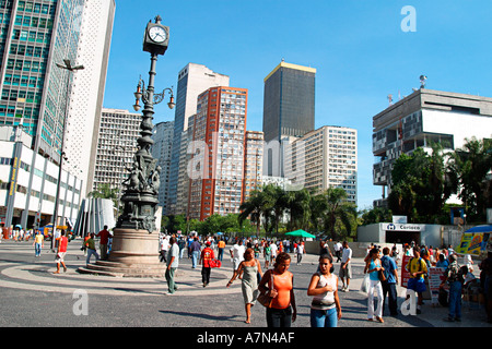 Rio de Janeiro Largo da Carioca trafficata piazza nel centro aziendali di stazione metro Carioca Foto Stock