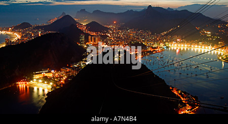 Brasil Rio de Janeiro Pao de Acucar viewpoint vista panoramica verso Copacabana e Baia Guanabara di notte Foto Stock
