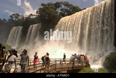 Brasile Argentina Panama border Parco Nazionale di Iguazu Iguazu Falls viewpoint persone turisti Foto Stock