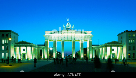 Germania Berlino Porta di Brandeburgo al crepuscolo Brandenburger Tor Foto Stock