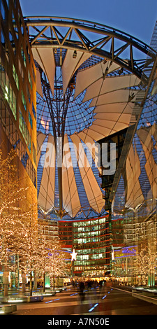 Berlin Sony Center Atrium illuminazione di Natale al crepuscolo Foto Stock