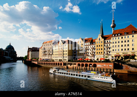 Il centro di Berlino Nikolaiviertel quartiere Nikolai fiume Spree imbarcazione turistica Foto Stock