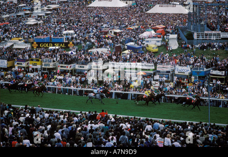 Derby Day horse racing gara Epsom Downs Surrey in Inghilterra. La collina. Circa 1985 anni ottanta HOMER SYKES Foto Stock