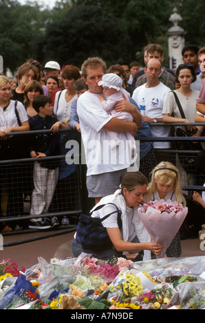 Diana Principessa del Galles settembre 1997. Tributi floreali madre e figlia fiori un memoriale fuori Buckingham Palace Londra anni '1990 UK HOMER SYKES Foto Stock
