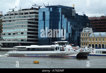 Luna Clipper un fast commuter che trasportano imbarcazioni sul fiume Tamigi Londra England Regno Unito Regno Unito Foto Stock