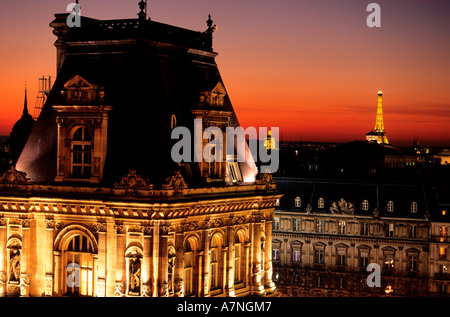 Francia, Parigi, Hotel de Ville (municipio di Parigi e la Torre Eiffel (notte fulmine da Pierre Bideau, diritti di riproduzione) Foto Stock