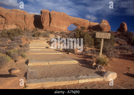 Noi, Utah, archi NP, segno a nord e a sud di windows e alla torretta Arch, con scale per windows Foto Stock