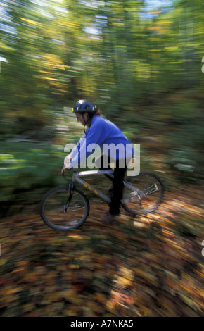 Vermont, montagne verdi, Wardsboro, mountain bike sulla vecchia strada di registrazione, il versante nord della collina di riso (MR) Foto Stock