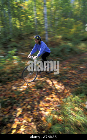 Vermont, montagne verdi, Wardsboro, mountain bike sulla vecchia strada di registrazione, il versante nord della collina di riso (MR) Foto Stock