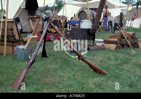 NA, STATI UNITI D'AMERICA, WA, Fort Walla Walla Museum, Lewis & Clark Giorni, replica fucili a canna rigata nella parte anteriore del Vecchio West stand display Foto Stock