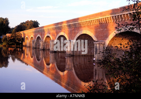 Francia, Tarn et Garonne, fiume Garonne canale laterale, bridge e il canal Moissac Foto Stock