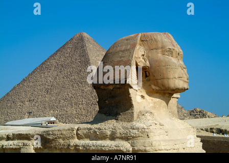 La sfinge e la Grande Piramide di Khufu (Cheope), Giza, il Cairo, Egitto Foto Stock