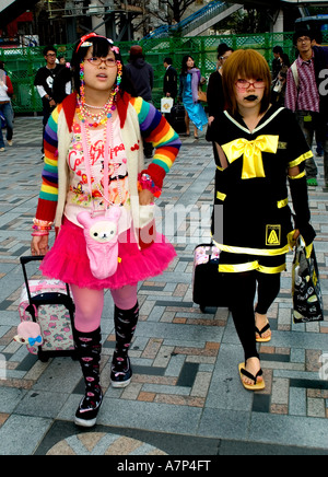 Tokyo Giappone Harajuku Teen hipsters cosu purei vestito in costume espressione di esuberanza giovanile Foto Stock