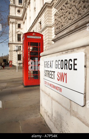 Telefono rosso scatola e Great George Street SW1 cartello stradale al di fuori degli uffici del governo a Piazza del Parlamento a Londra City Inghilterra Foto Stock