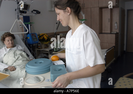 DEU Deutschland Westdeutsches Herzzentrum Essen Klinik fuer Thorax und Kardiovaskulare Chirurgie Klinik fuer Kardiologie Krankenschwestern bei der Arbeit auf der Station DEU Germania Essen West German Heart Center clinica per infermieri di cardiologia al lavoro WICHTIG Fotos duerfen nicht fuer Werbung PR anderer Kliniken Krankenhaet user eingesen eingesen Foto Stock