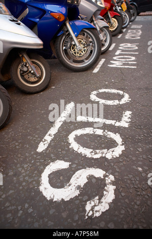 Solo ciclo motore parcheggio bay per sad singleton vicino a Soho nella città di Londra Inghilterra Regno Unito 16 03 2007 Foto Stock