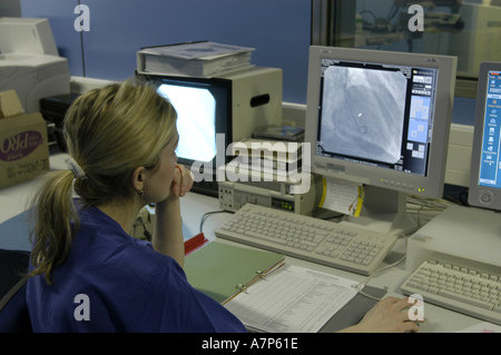 DEU Deutschland Westdeutsches Herzzentrum Essen Klinik fuer Kardiologie Hybridraum DEU Germania Essen Centro di cardiologia della Germania Ovest clinica per la cardiologia HYBRID room WICHTIG Fotos duerfen nicht fuer Werbung PR anderer Kliniken Krankenhaeuser eingesetzt werden Foto Stock